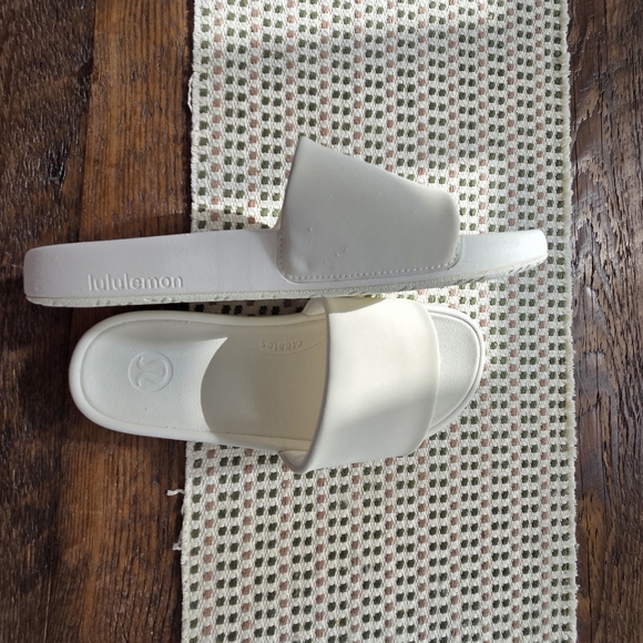 Like New Lululemon Slides Womens Size 8 Ivory - Picture 2 of 3